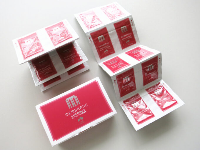 CACメンブレン ハンド美容液のサンプルの箱と中身を並べた画像